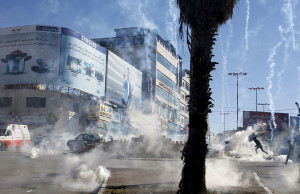 Palestinesi scappano dai lacrimogeni sparati dall’esercito israeliano a Hebron, in Cisgiordania, il 13 novembre 2015. (Mussa Qawasma, Reuters/Contrasto)