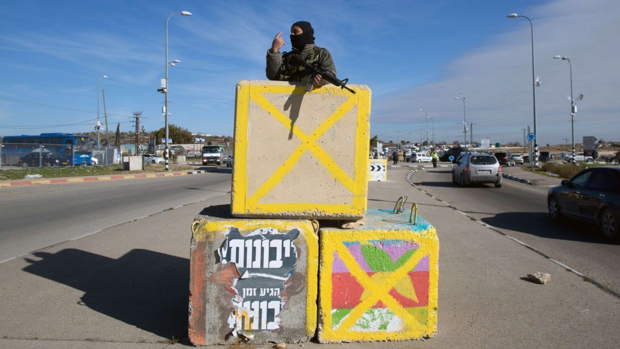 Un soldato israeliano a un checkpoint della Cisgiordania. AP.