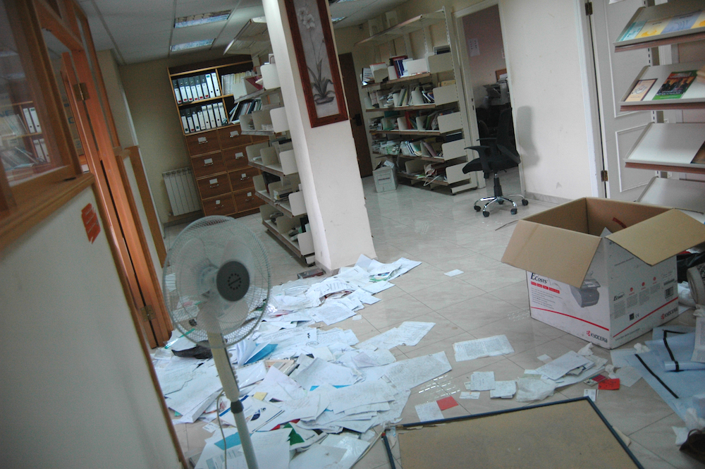 Gli uffici della ONG di Ramallah dopo il raid notturno dell'esercito israeliano. (Foto: Allison Deger) 