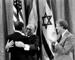 Da sin., il presidente egiziano Anwar Sadat, il primo ministro israeliano Menachem Begin e il presidente americano Jimmy Carter nel 1978, durante l’annuncio della Casa Bianca di un accordo di pace per il Medio Oriente raggiunto a Camp David. Credit Associated Press.