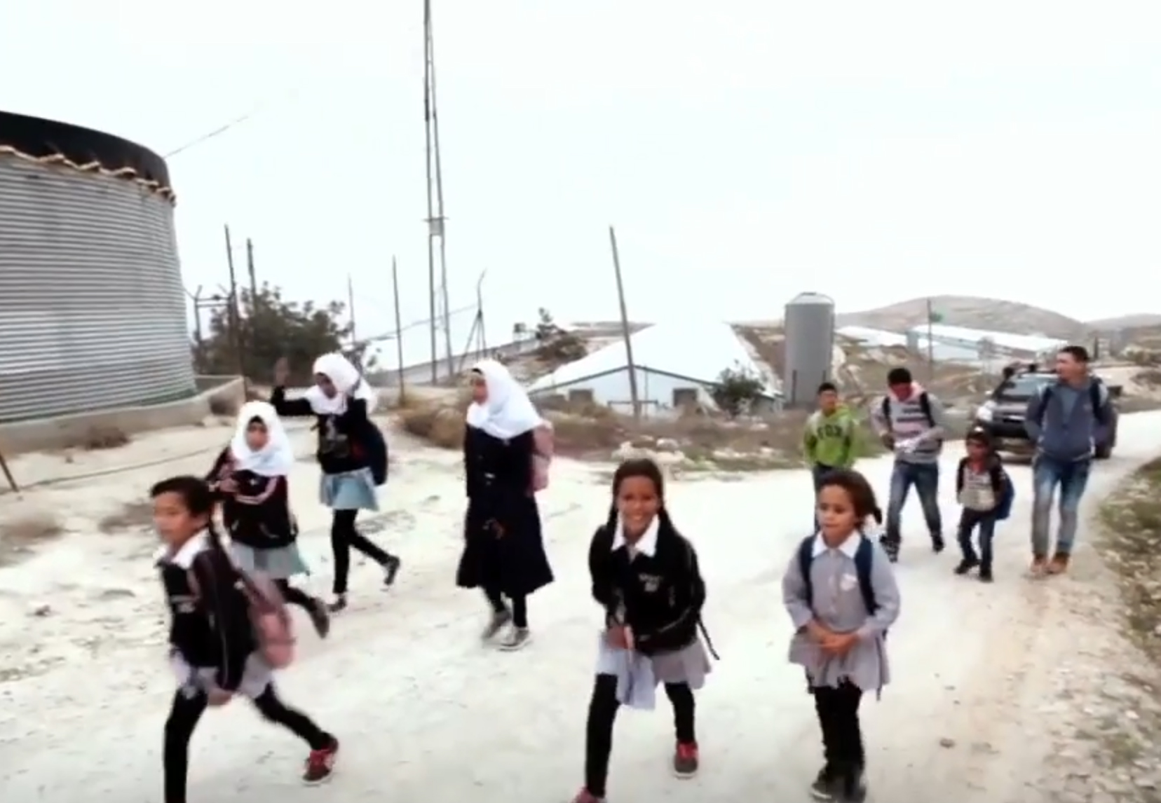 Per i bambini palestinesi andare a scuola può essere pericoloso.