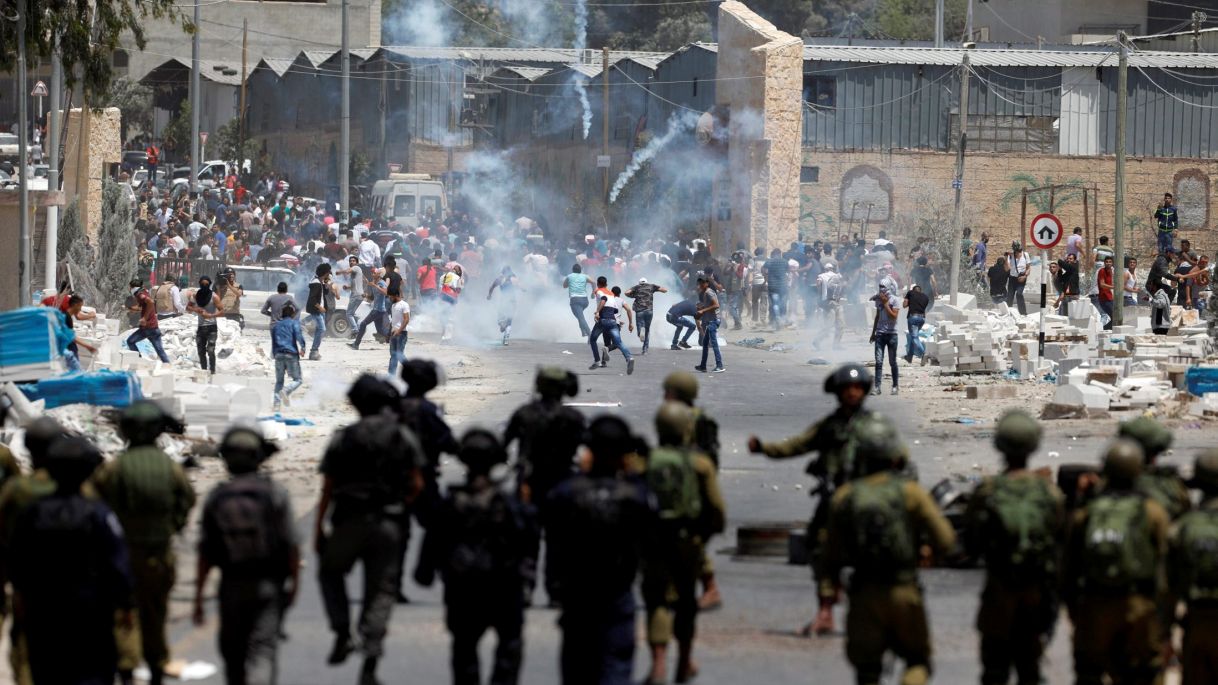 Centinaia di Palestinesi si scontrano con l’esercito israeliano in Cisgiordania e Gaza. Dozzine di feriti.