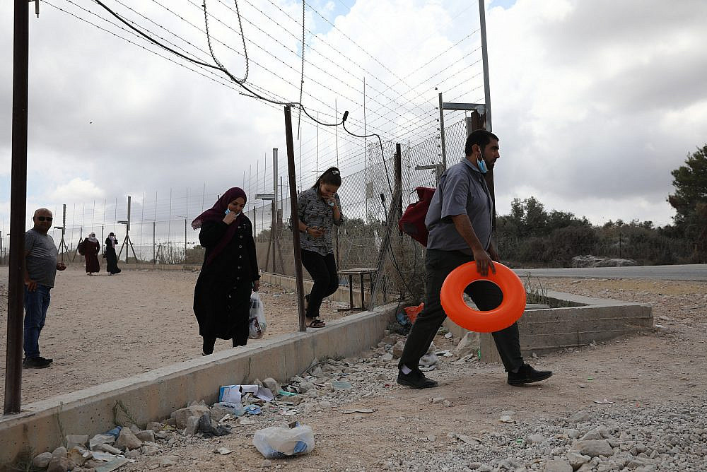 “Una rara occasione”: i Palestinesi attraversano la barriera di separazione per godersi il mare