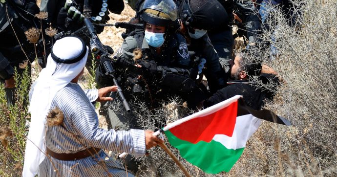 Artisti e intellettuali (anche ebrei) firmano una lettera contro la definizione di ‘antisemitismo’ dell’Ihra: “Nega i diritti del popolo palestinese”