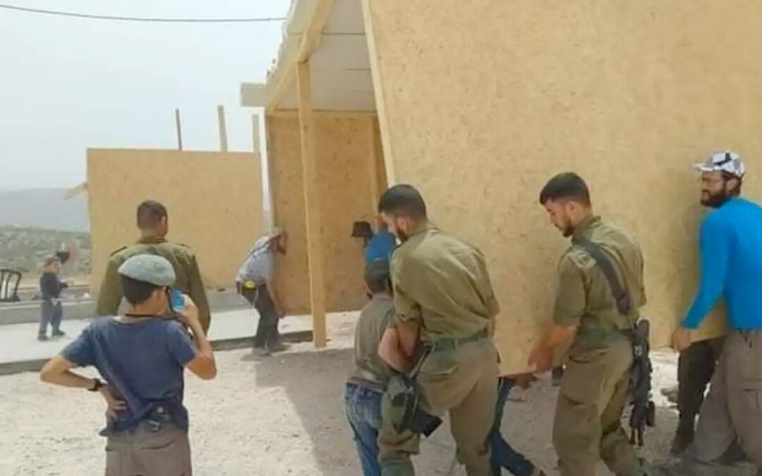 Soldati israeliani fotografati mentre aiutano a costruire un avamposto illegale in Cisgiordania