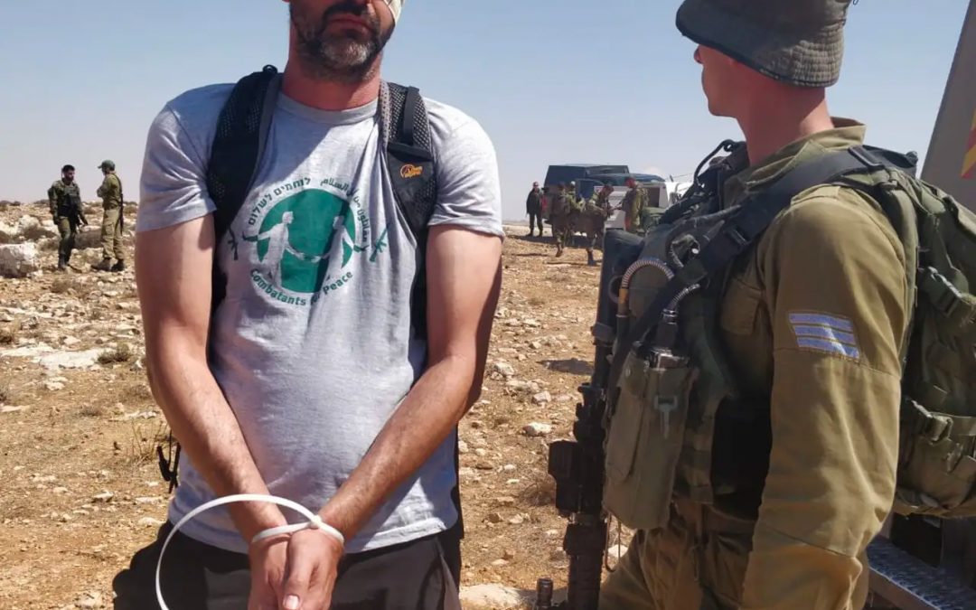 Ammanettato e bendato, un veterano del maggior reparto speciale israeliano ora si batte contro l’occupazione