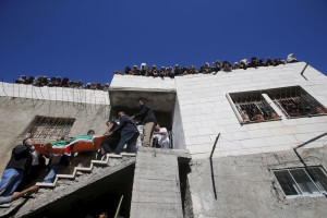 I funerali di Abdullah al Shalalda, un palestinese ucciso durante un raid israeliano nell’ospedale Al Ahly, nel villaggio di Sair, a nord di Hebron, il 12 novembre 2015. (Mussa Qawasma, Reuters/Contrasto)