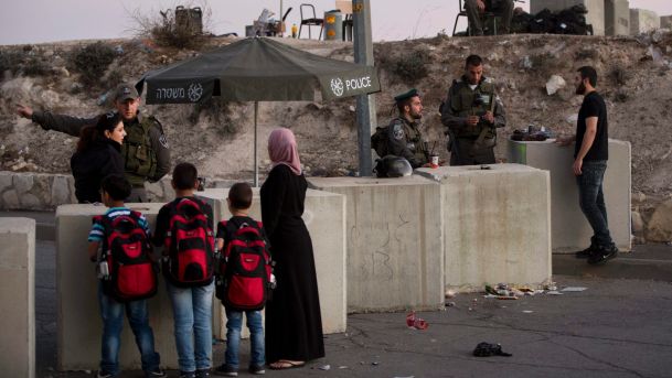 La polizia di frontiera israeliana controlla a un checkpoint le carte d’identità di Palestinesi che escono dal quartiere di Issawiyeh, Gerusalemme. 22 ottobre 2015, AP