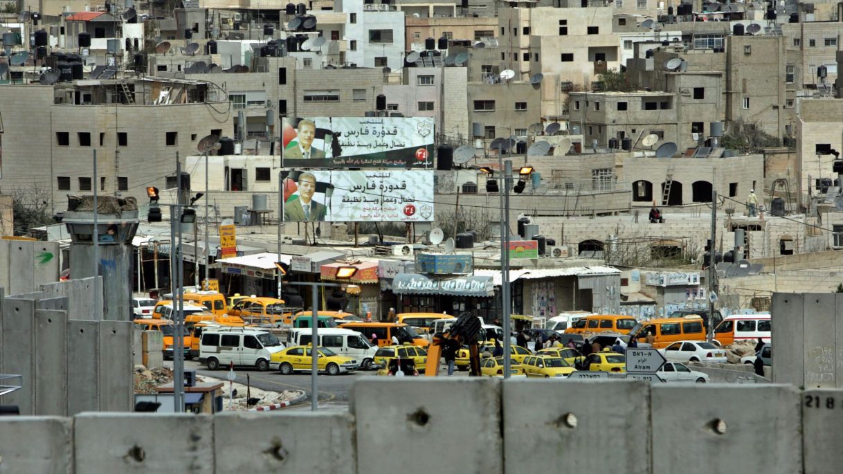 Auto palestinesi in attesa al checkpoint di Qalandia, dalla parte di Ramallah del muro israeliano di separazione. 26 marzo 2006. AP
