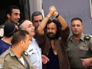 Il leader palestinese carcerato Marwan Barghouti in una comparizione in tribunale nel 2003. Moti Kimche 