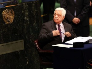 Il presidente palestinese Mahmoud Abbas firma l’accordo di Parigi sui cambiamenti climatici nella sede ONU di New York, 22 aprile 2016. Spencer Platt / Getty Images / AFP