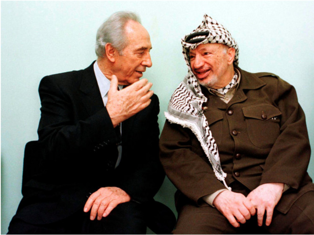 Shimon Peres con Yasser Arafat nel 1998. Reuters