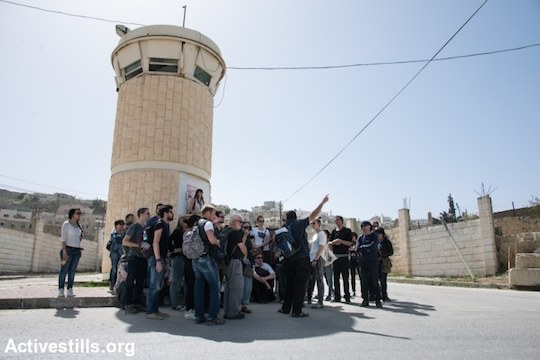 Beaking the Silence guida un gruppo nella città occupata di Hebron, Cisgiordania, 7 marzo 2014. (Ryan Rodrick Beiler/Activestills.org).