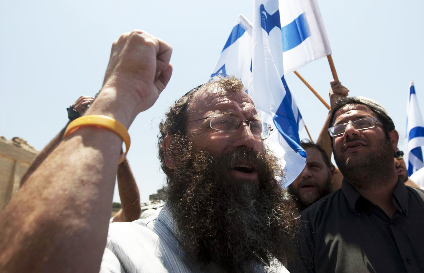 Un Netanyahu disperato abbraccia gli estremisti ebraici.