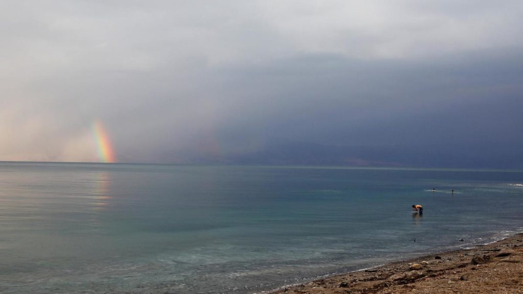 Descrizione: Macintosh HD:Users:donatocioli:Desktop:VIsitors-bathe-at-the-Dead-Sea-near-Metzoke-Dragot-in-the-Israeli-occupied-West-Bank.jpg