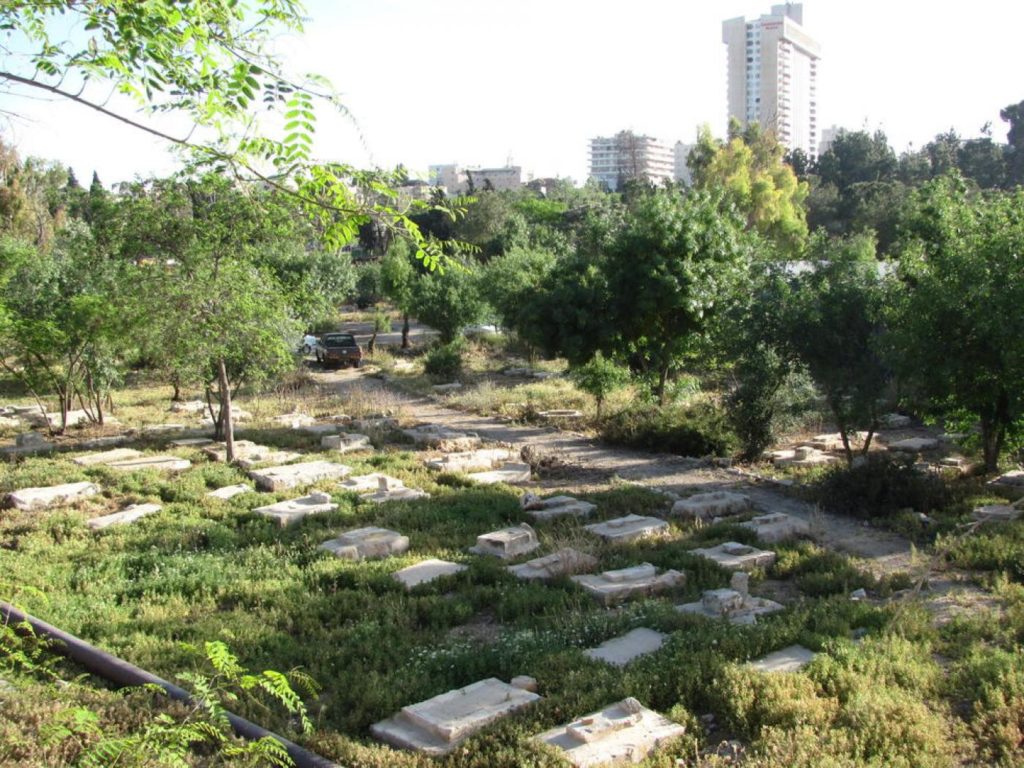 Descrizione: Macintosh HD:Users:donatocioli:Desktop:Mamilla Cemetery by Yoninah Wikimedia Commons-1.jpg