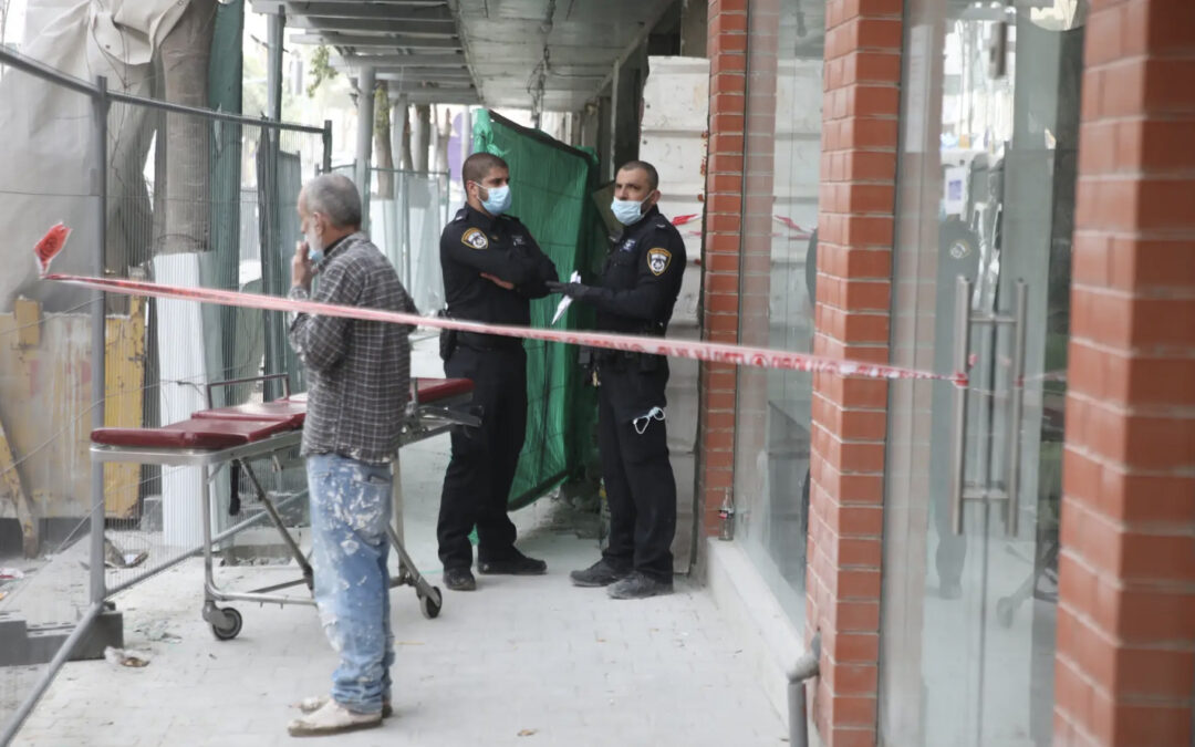 Un lavoratore palestinese illegale cade e muore dopo aver tentato di sfuggire alla polizia in un cantiere di Tel Aviv