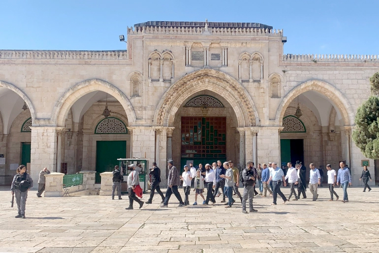 Con l’appoggio della polizia israeliana, i coloni ebrei si aggirano ostentatamente nel complesso di Al-Aqsa