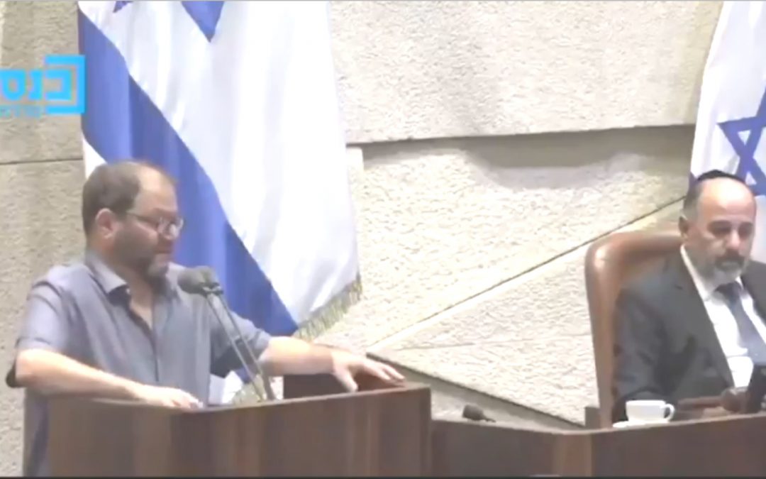 Un parlamentare della Joint List parla alla Knesset di Khalida Jarrar