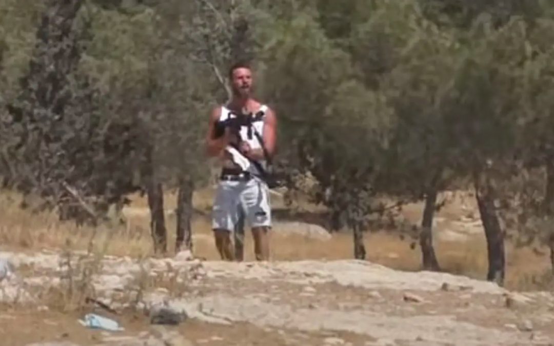 Colono spara ai Palestinesi con l’arma di un soldato israeliano, come mostra il filmato