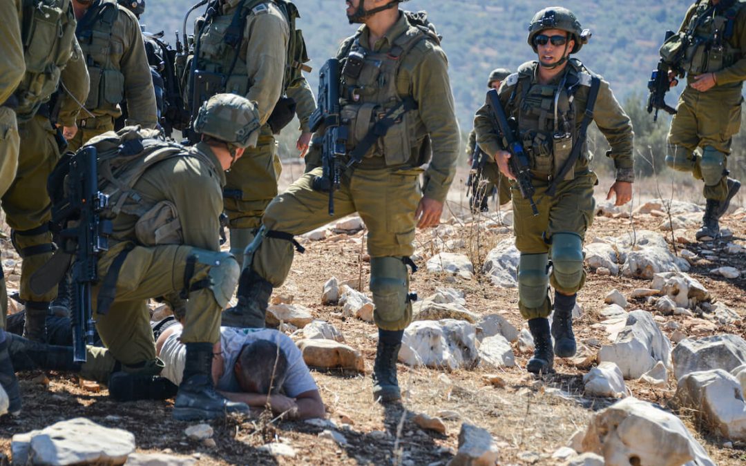 Le foto rivelano il brutale trattamento israeliano di attivisti e agricoltori durante la raccolta delle olive