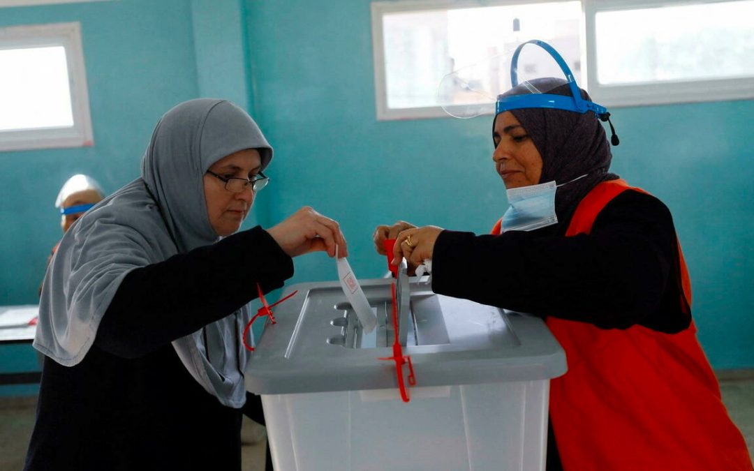 I palestinesi nei villaggi della Cisgiordania svolgono votazioni comunali di protesta contro il rinvio delle elezioni generali