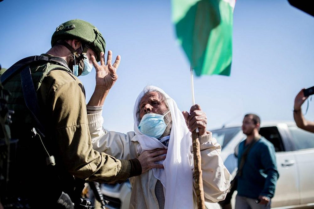 La polizia israeliana ha rotto le ossa di questo anziano palestinese e se n’è andata