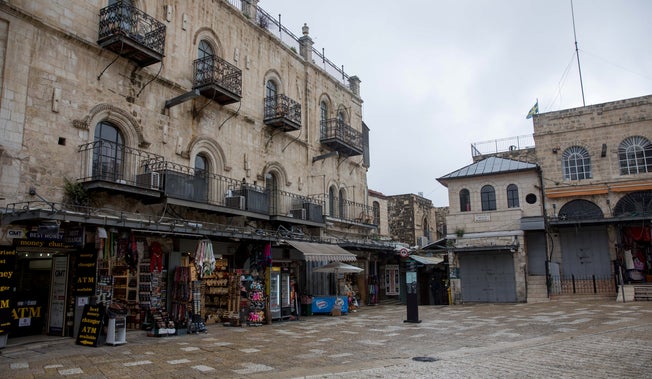 Coloni ebrei occupano il Petra Hotel, edificio storico nel quartiere Cristiano della città vecchia di Gerusalemme