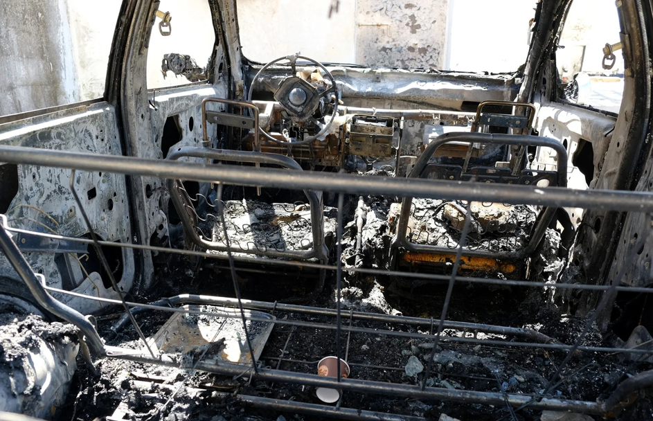 Coloni con bombe incendiarie scendono su un villaggio palestinese di notte, dando fuoco alle auto.
