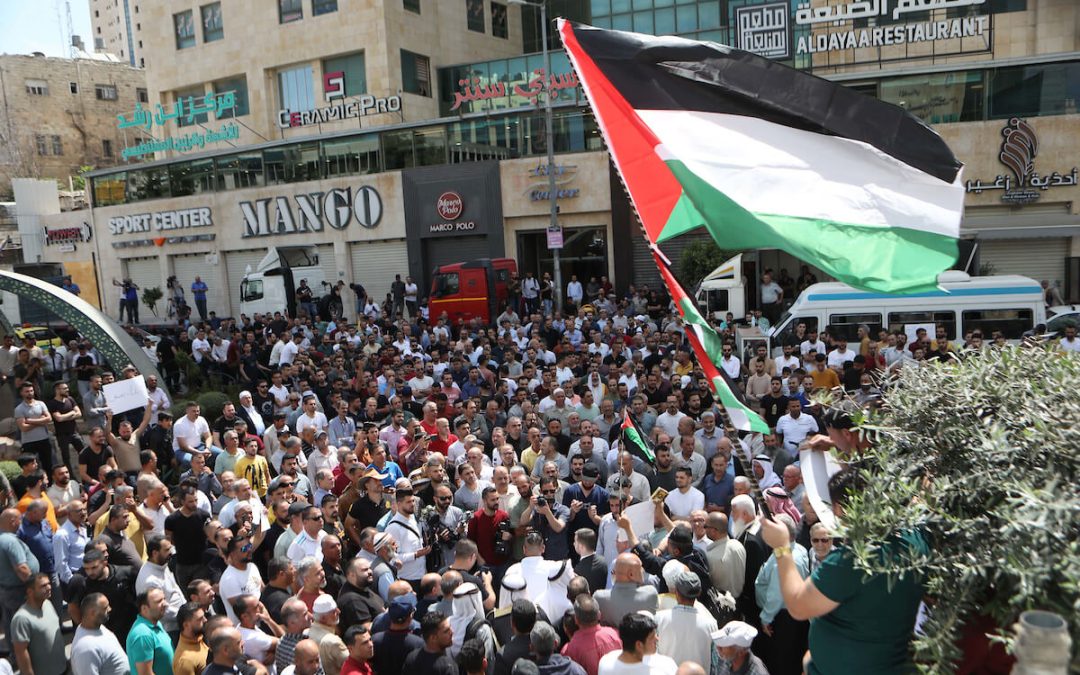 I palestinesi protestano contro l’alto costo della vita mentre l’Autorità Palestinese è paralizzata