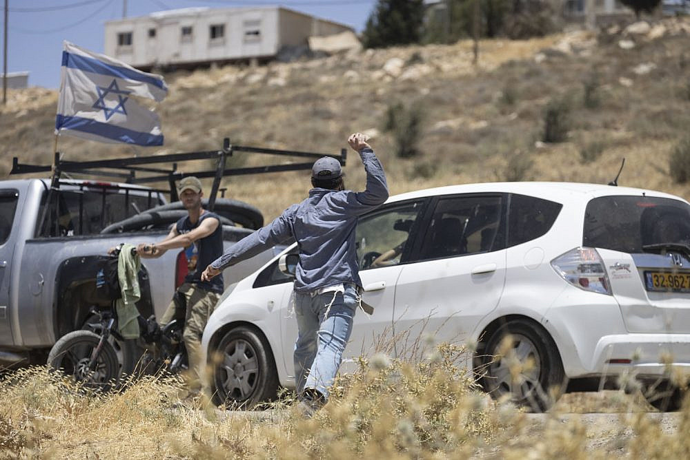 L’esercito rimane in disparte mentre i coloni attaccano gli attivisti a Masafer Yatta