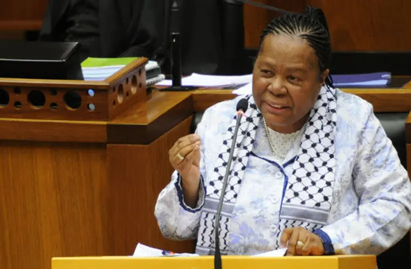 La ministra degli Esteri sudafricana chiede che Israele sia dichiarato “Stato di apartheid”
