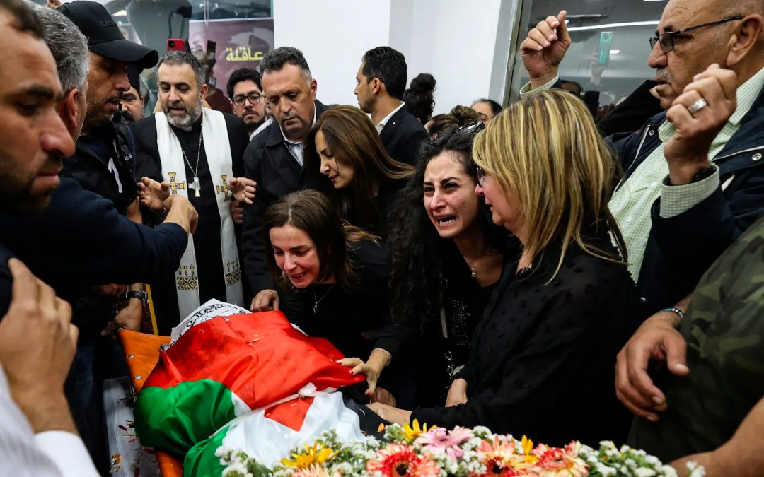 Indignazione palestinese dopo che gli Stati Uniti hanno dichiarato che la giornalista Shireen Abu Akleh è stata uccisa accidentalmente