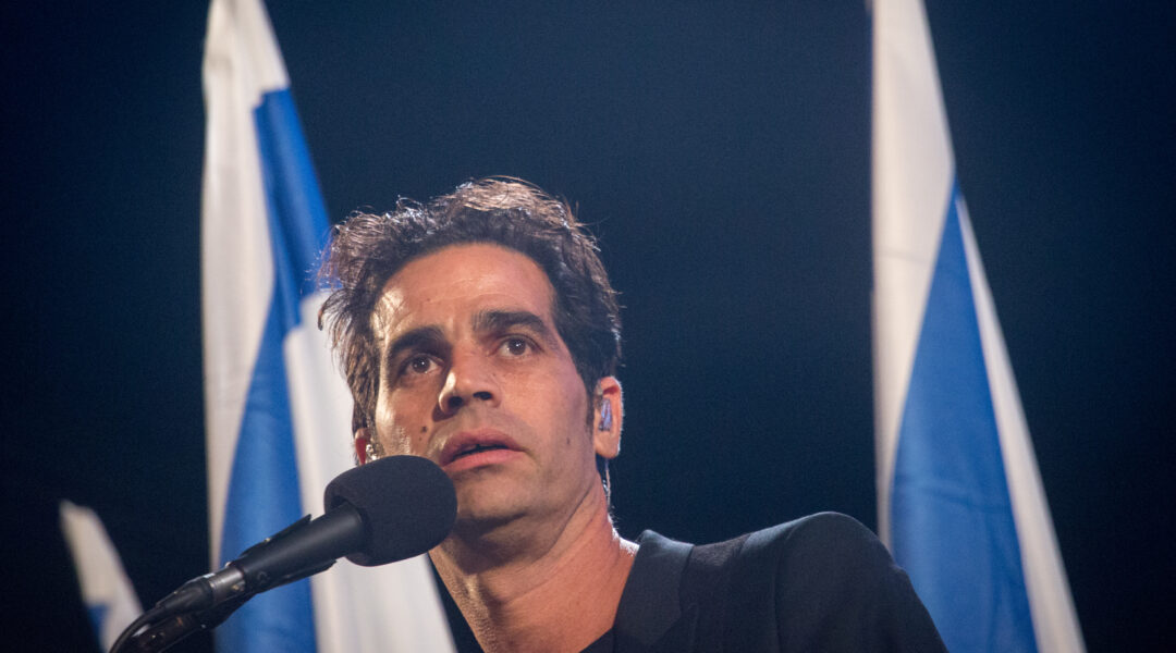 Aviv Geffen, icona della sinistra israeliana, durante un concerto in Cisgiordania si scusa per aver criticato i coloni.