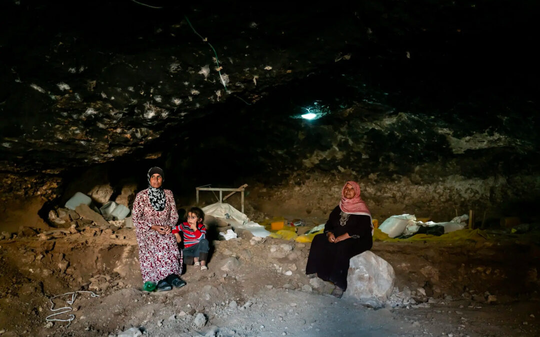 Per resistere ai tentativi israeliani di espellerli, i palestinesi si trasferiscono nelle grotte