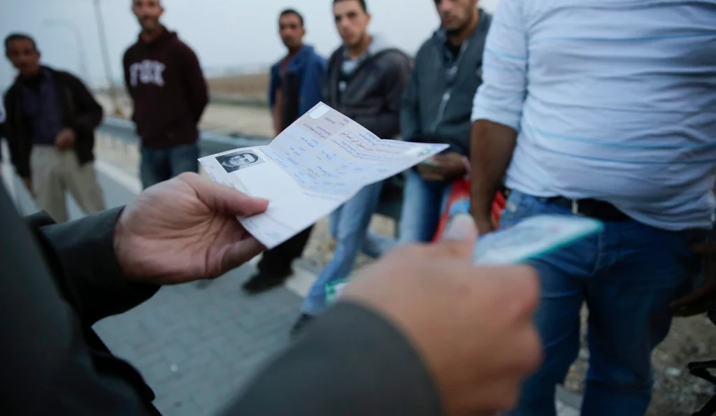 Israele revoca i permessi di lavoro a 500 palestinesi legati al terrorista della Cisgiordania