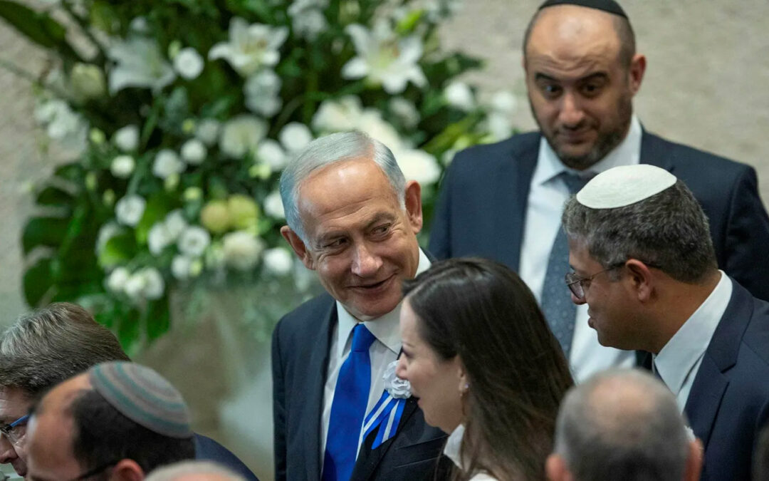 Netanyahu si sdraia insieme ai cani e si sorprende quando si risveglia con le pulci