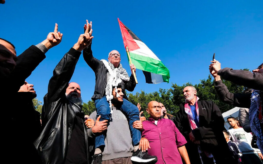 Su ordine di Ben-Gvir, la polizia israeliana vieta di fatto le bandiere palestinesi in pubblico