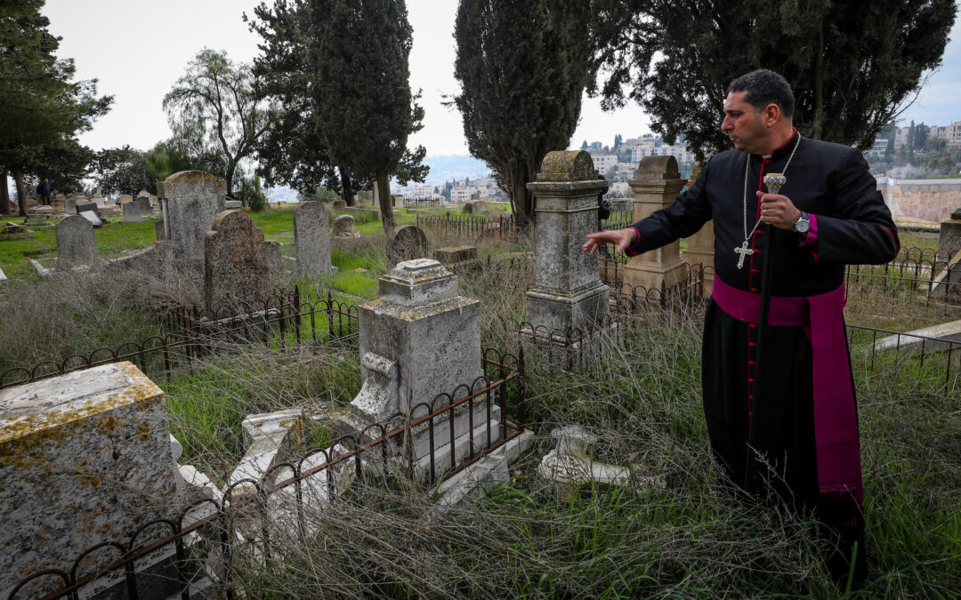 Un video mostra estremisti ebrei che vandalizzano tombe cristiane nella Città Vecchia di Gerusalemme