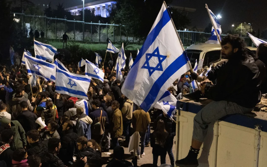 Netanyahu si prepara a sospendere il piano di revisione della giustizia israeliana dopo le proteste