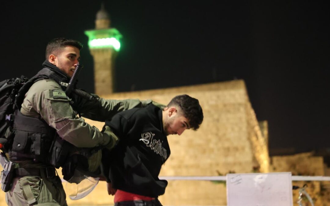 Il raid alla Moschea Al-Aqsa: come una notte di preghiera si è trasformata in una notte di brutalità israeliana