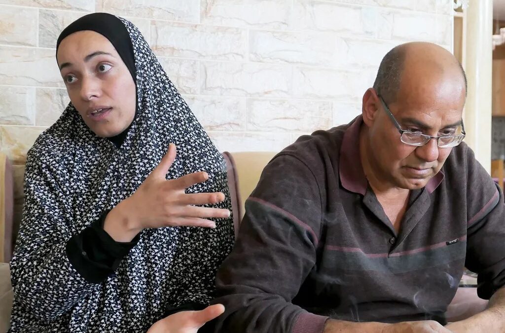 Come questa famiglia palestinese si sta proteggendo dagli attacchi continui dei coloni