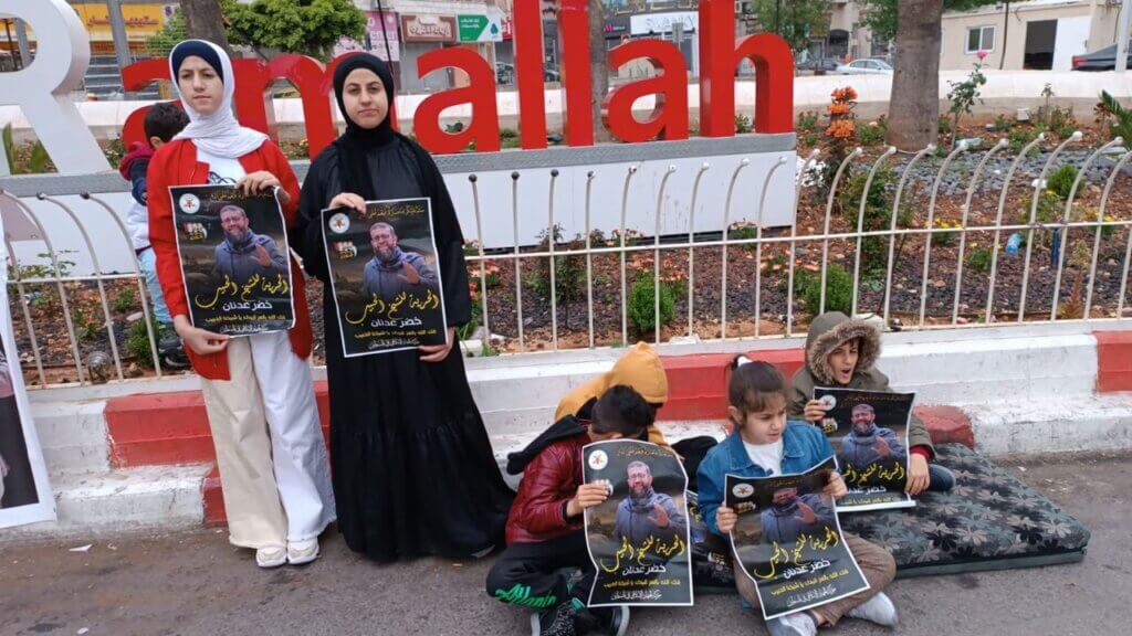 La vita di Khader Adnan è in pericolo mentre il suo sciopero della fame nella prigione israeliana supera gli 80 giorni