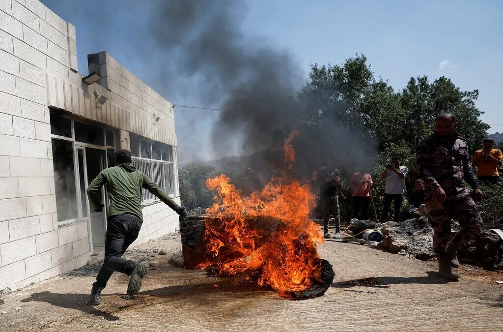 Coloni israeliani attaccano città palestinesi dopo una sparatoria