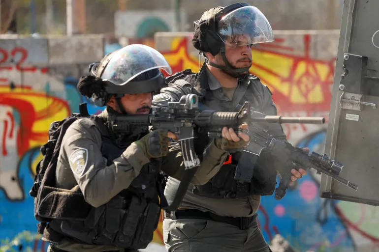 Le forze israeliane uccidono un adolescente palestinese dopo una sparatoria a un checkpoint