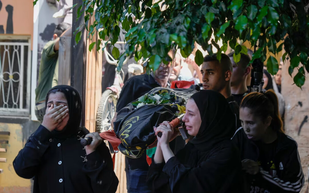 Coloni israeliani attaccano una città palestinese in Cisgiordania mentre Israele intensifica la repressione con un attacco aereo