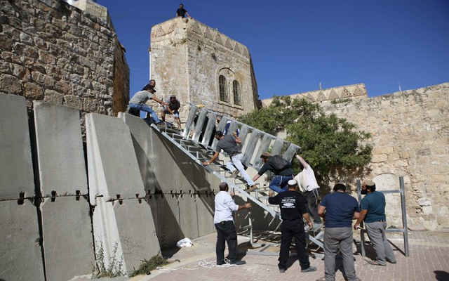 L’esercito israeliano sta a guardare mentre i coloni occupano una casa di Hebron designata “zona militare chiusa”