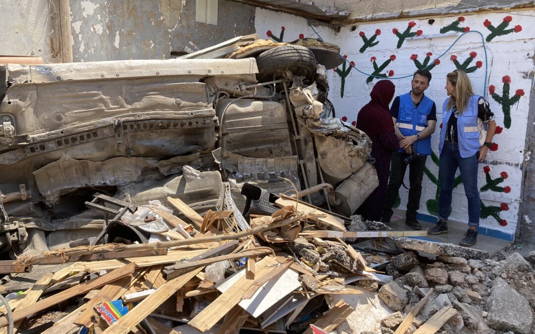 Diplomatici di vari paesi visitano il campo profughi di Jenin e ispezionano la distruzione causata in due giorni dall’assalto militare israeliano