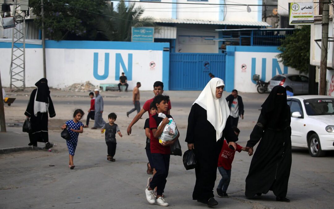 Con 102 operatori uccisi, l’agenzia ONU a Gaza stenta a fornire aiuti