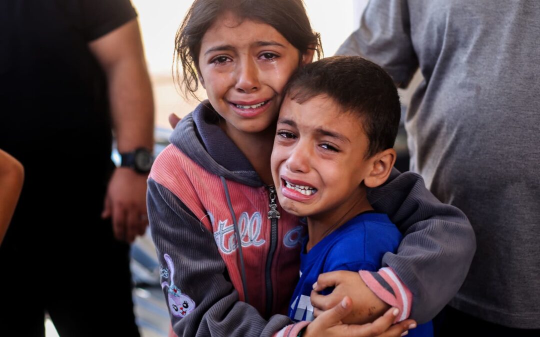 I bambini palestinesi cantano una canzone di rimprovero al mondo